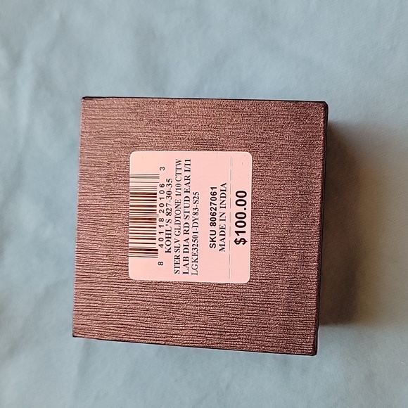 🆕️ 1/10 CT. T.W. Lab diamond stud earrings - Picture 2 of 2